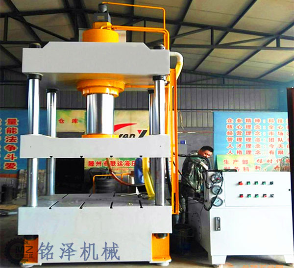 2000噸三梁四柱（zhù）液壓機