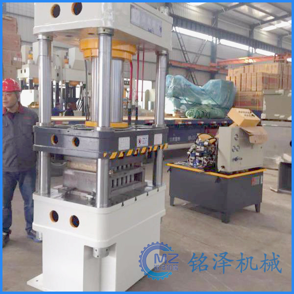 四柱（zhù）液壓機