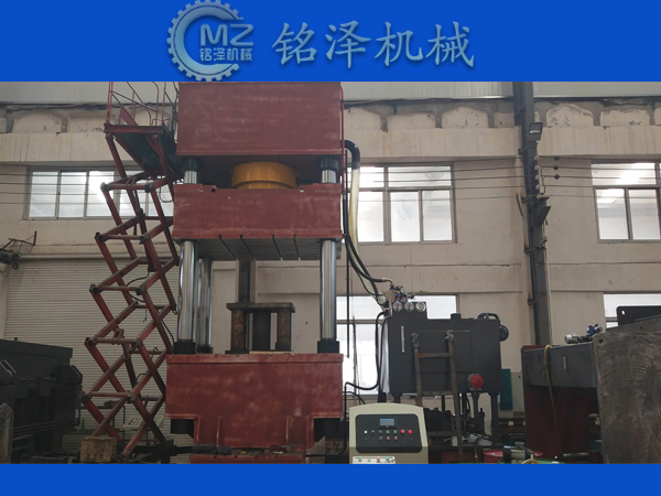 四柱（zhù）液壓機