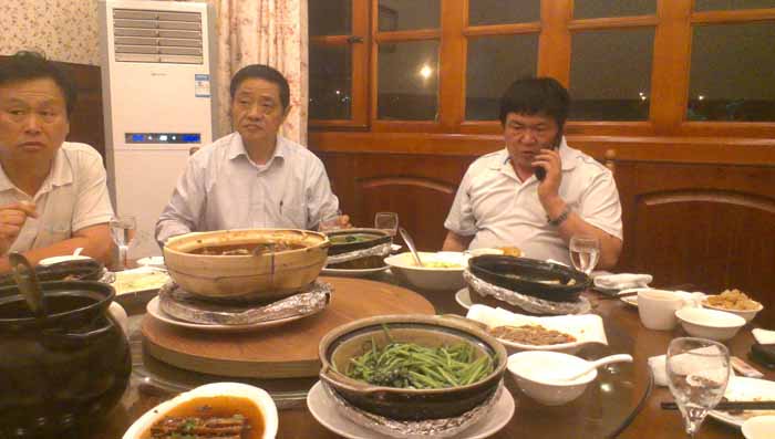 我司業務經理與（yǔ）金總（zǒng）共進晚餐洽談合作